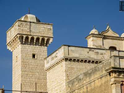 Svetta sul complesso il minareto a cupola, che culmina con un candelabro in ferro a forma di mezzaluna, simbolo della fede islamica